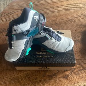 NEW!Salomon x ultra 4 hiking size 8.5 womens